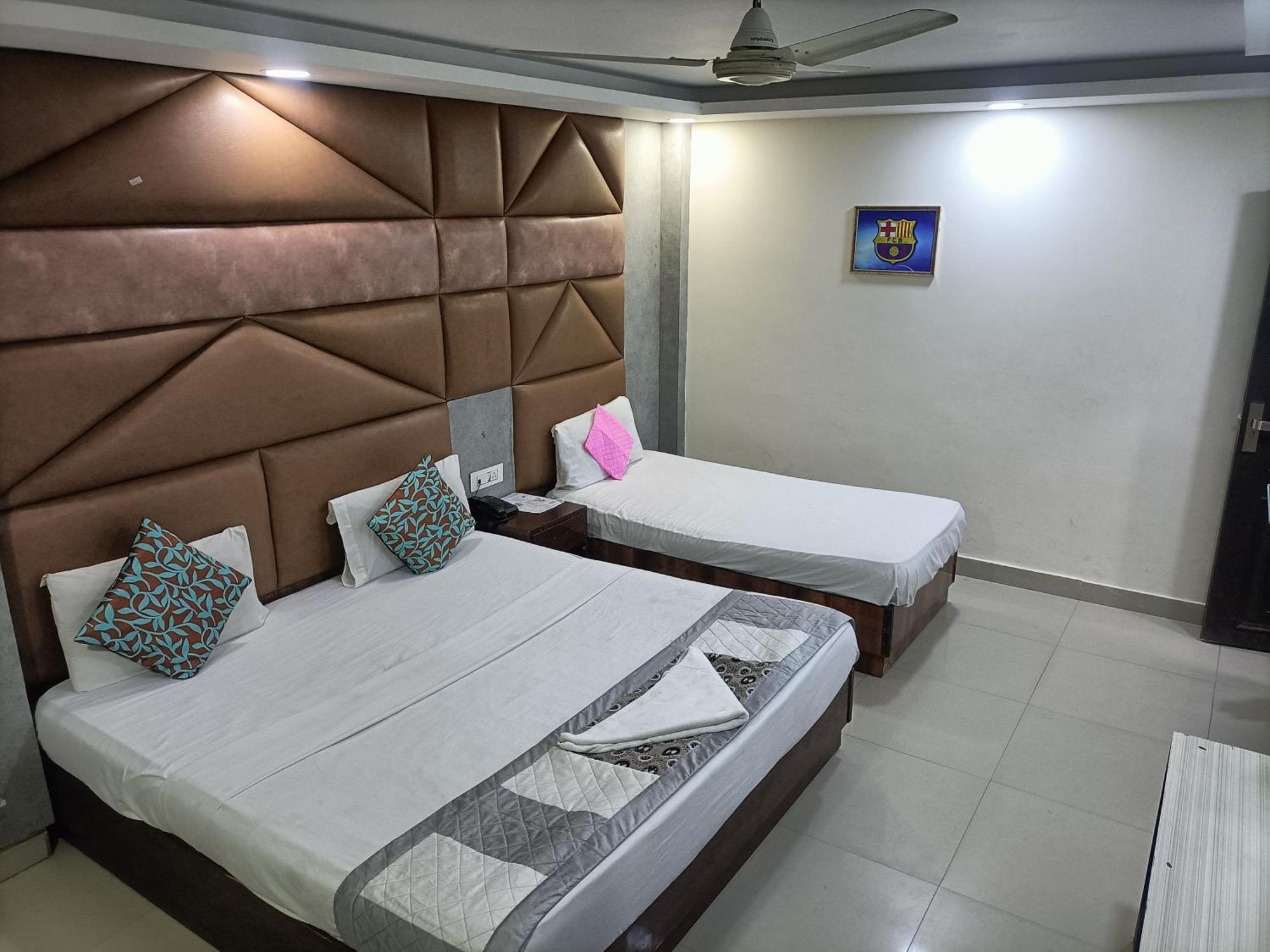 Hotel Krone A Family Hotel Near Igi Airport Delhi New Delhi Bagian luar foto